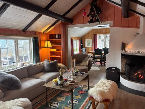 Authentic Norwegian ski chalet for 8 with fireplaces & modern comfort near Geilo ski slopes in Myro