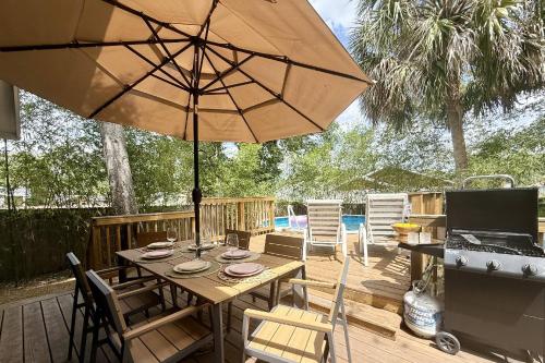 Urban Flamingo Retreat Modern Meets Tropical in this Beautiful, Updated Pet Friendly 3BD Pool Home with Outdoor Living Space in Tampa, USA