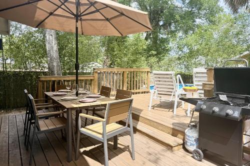 Urban Flamingo Retreat Modern Meets Tropical in this Beautiful, Updated Pet Friendly 3BD Pool Home with Outdoor Living Space in Tampa, USA