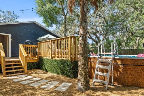 Urban Flamingo Retreat Modern Meets Tropical in this Beautiful, Updated Pet Friendly 3BD Pool Home with Outdoor Living Space in Tampa, USA
