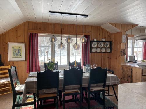 Authentic Norwegian ski chalet for 8 with fireplaces & modern comfort near Geilo ski slopes in Myro