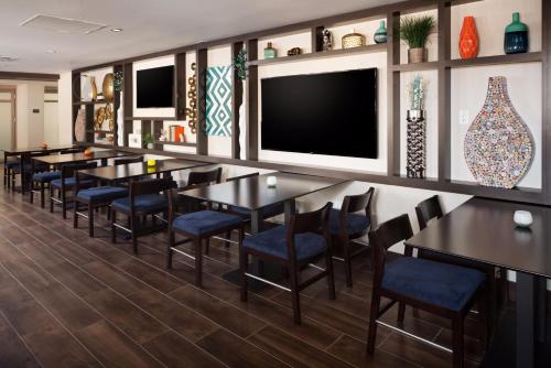 Hampton Inn & Suites Dallas Downtown - image 41