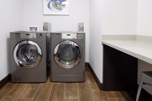 Hampton Inn & Suites Dallas Downtown - image 21