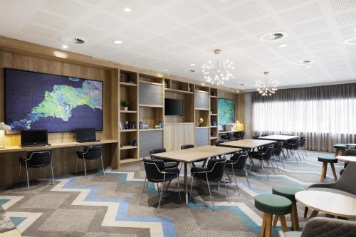 Hampton By Hilton Bristol Airport - image 37