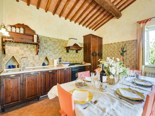 кухня, Holiday home in Celle Sul Rigo with swimming pool in Сан - Кашано дей Баньї