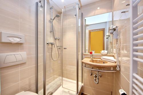 Double Room image 10