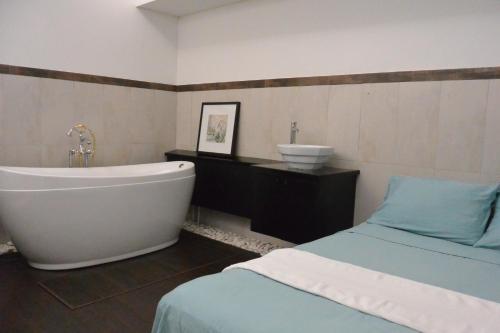 Zen Retreat City Center Near Train in Hato Rey Norte