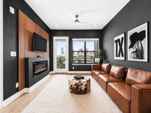 Luxury Penthouse with Balcony, Downtown Dallas Skyline Views, Gym, Free Parking