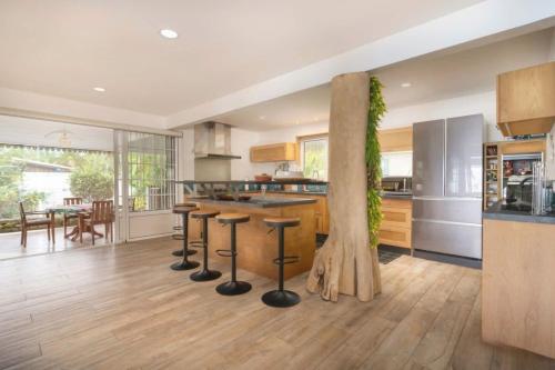 Luxurious 4BR Villa in ファレハウ