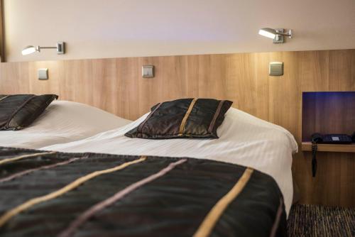 2 twin beds