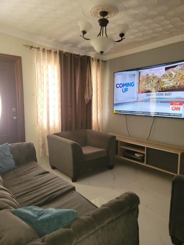 Cozy apartment in the cool hills of Hellshire in Hellshire