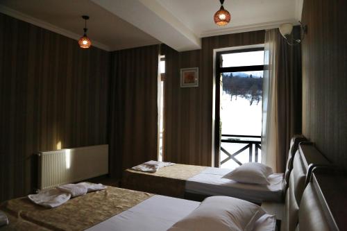 3 twin beds