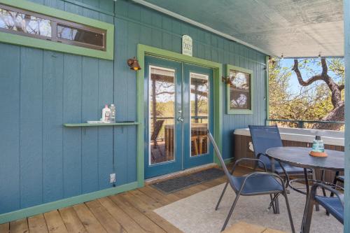 Bandera Stronghold - Crazy Horse Cabin in بانديرا_تكساس