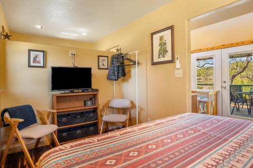 Bandera Stronghold - Crazy Horse Cabin in بانديرا_تكساس