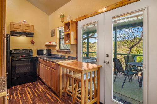 Bandera Stronghold - Crazy Horse Cabin in بانديرا_تكساس