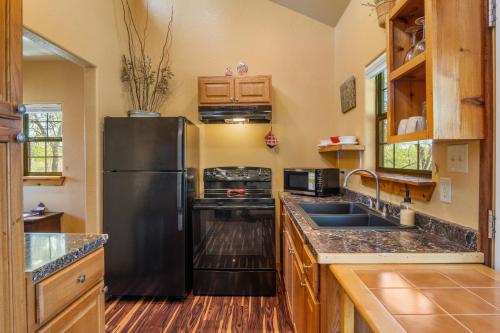 Bandera Stronghold - Crazy Horse Cabin in بانديرا_تكساس