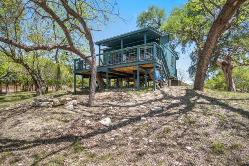 Bandera Stronghold - Crazy Horse Cabin in بانديرا_تكساس