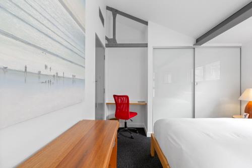 Spacious 2-Bed Retreat in Rosebery - image 11