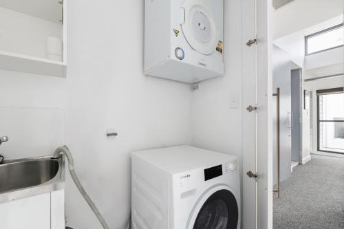 Spacious 2-Bed Retreat in Rosebery - image 5