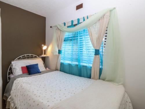Castell Chalet - image 4