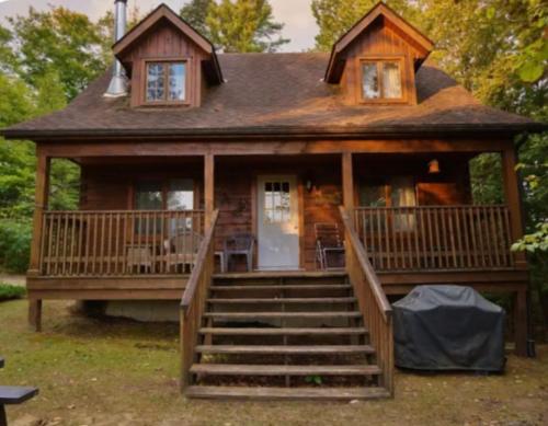 . Timber Ridge Waterfront Cottage in Bancroft