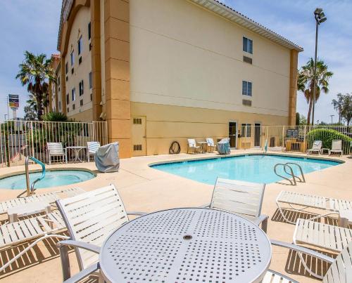 Comfort Suites Peoria Sports Complex - image 4