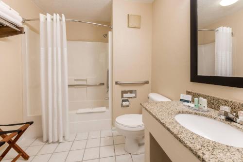 Quality Inn & Suites - image 20