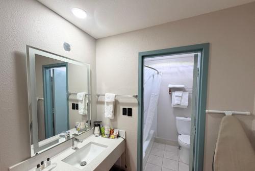 Quality Inn & Suites Salina - image 40