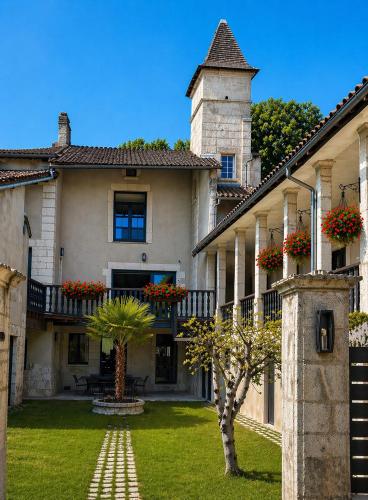 Vue extérieure, Les suites du Tacot Brantôme (Les suites du Tacot Brantome) in Brantôme