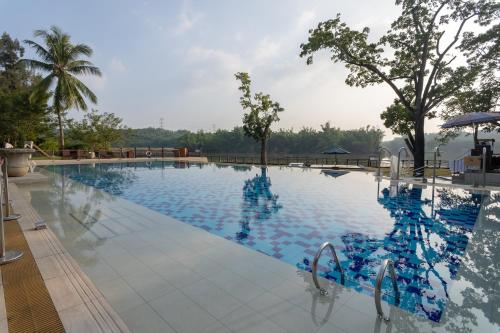 Swimming pool, 台糖柳營尖山埤 Liuying Jianshanpi Resort in Dongshan District