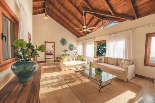 Puerto Bahia Villa Pool BBQ & Amazing views in Sanchez