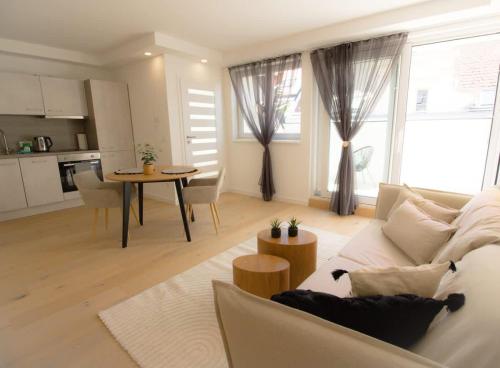 Cozy Central Apartment with Wooden Accents & Terrace l JOS16, Vídeň