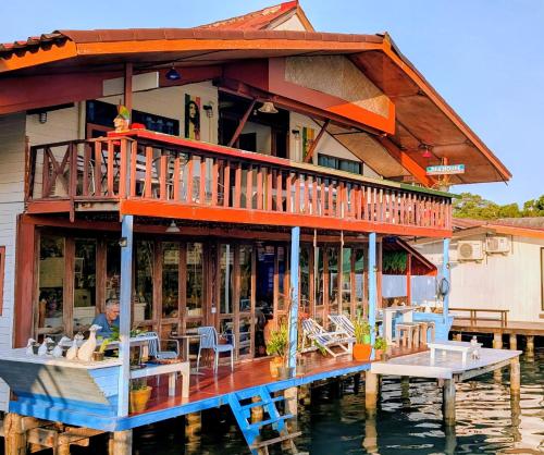 Udvendig, Sea House Koh Chang in Bang Bao Bay
