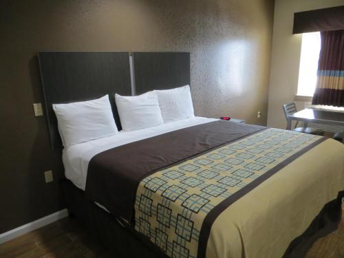 Scottish Inn & Suites Baytown - image 5