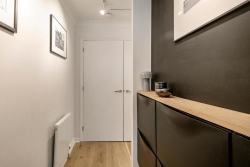 Veeve - Modern by the Market - image 9
