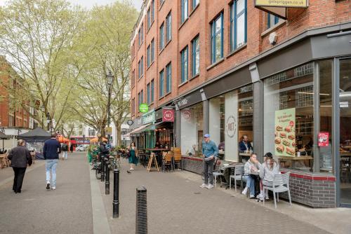 Veeve - Modern by the Market - image 3