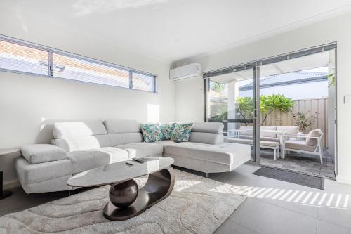 Immaculate and stylish 3 Queen Beds Modern home – khách sạn tại Warwick
