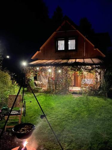 Wesoły domek na czerwonym szlaku (Wesoly domek na czerwonym szlaku) in Żmiąca