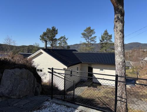 Viesnīcas āriene, Cabin close to the sea with a great view in Lysekloster