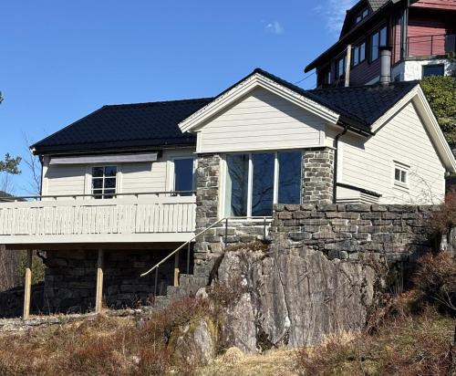 Viesnīcas āriene, Cabin close to the sea with a great view in Lysekloster