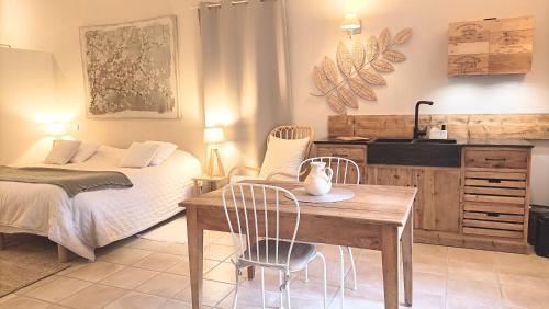 Guestroom, Eybrachas in Réauville