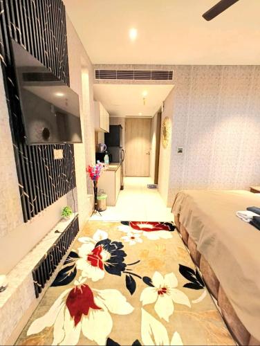 Couple Friendly High Rise With Rooftop Pool - image 5