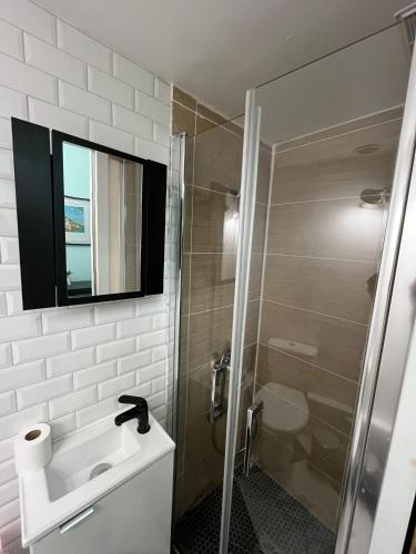 Stylish Studio with Loft Bed - Montmartre Area