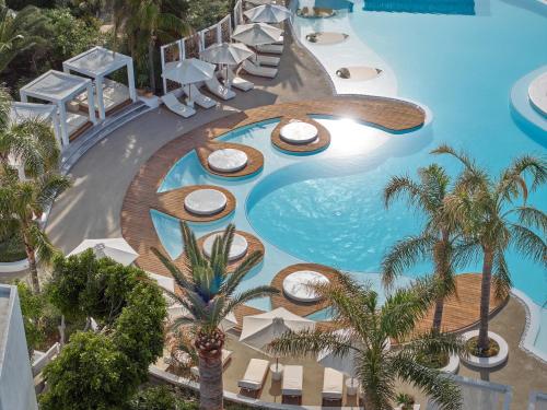 Caramel, A Resort to Live, Adelianos Kampos