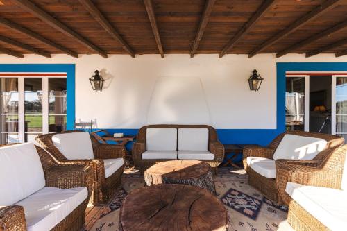 Charming Farm House With Pool in มีนาส โด โลว์ซาล