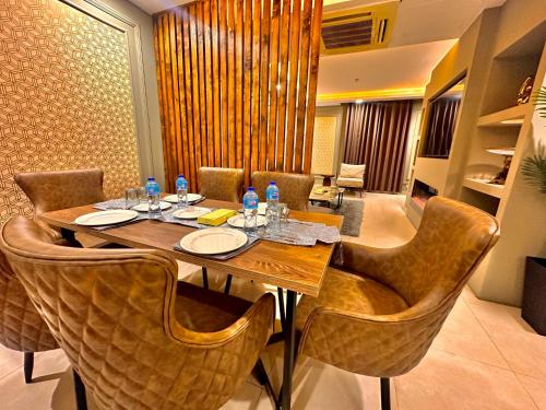 Premium King Sudio, one bedroom,Two bedroom serviced Apartment Gold crest Mall in Lahore