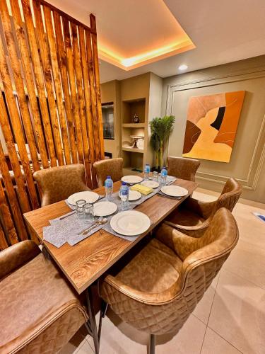 Premium King Sudio, one bedroom,Two bedroom serviced Apartment Gold crest Mall in Lahore