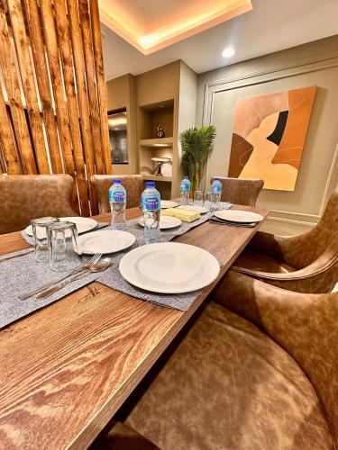 Premium King Sudio, one bedroom,Two bedroom serviced Apartment Gold crest Mall in Lahore