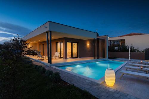 Vila Kumpanija with Pool by Vacay Villas – khách sạn tại Vosteni