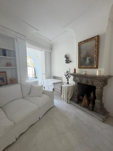 White Suite Capri